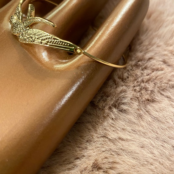 NWT! Gold bird dangle bracelet - Picture 3 of 3